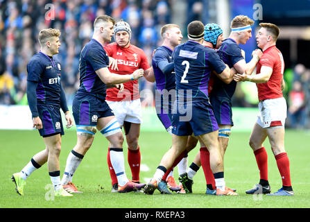 Tempers flare während der Guinness sechs Nationen match bei BT Murrayfield, Edinburgh. Stockfoto