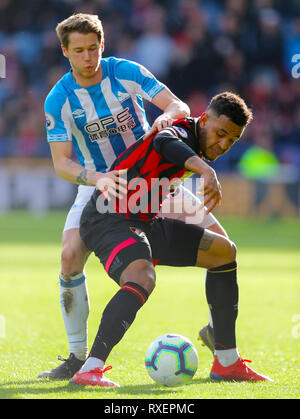 Die Huddersfield Town Erik Durm (links) und von Bournemouth Josua König Kampf um den Ball während der Premier League Match am John Smith's Stadion, Huddersfield. Stockfoto