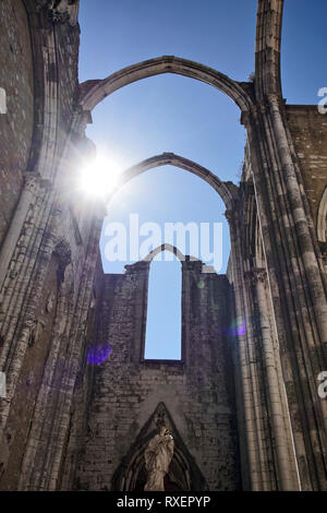 Ruine der gotischen Kirche Unserer Lieben Frau vom Berg Karmel (Igreja do Carmo), durch ein Erdbeben 1755 zerstört, Lissabon, Portugal Stockfoto