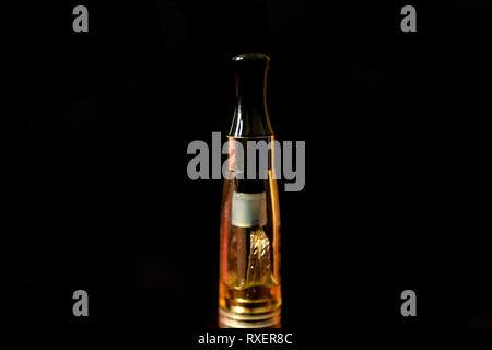 Elektronische Zigarette auf schwarzem Hintergrund Stockfoto