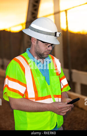 Bauingenieur tragen Sicherheitsausrüstung, reflektierende Weste, Helm und Schutzbrille Stockfoto