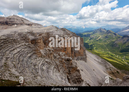 Die Sella-Gruppe. Geologische Aspekte von Sedimentgestein und Karst. Blick auf den Piz Boè Peak. Die Dolomiten. Italienische Alpen. Europa. Stockfoto