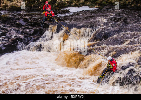 Durham und Darlington Feuerwehr und Rettungskräfte auf einem Wasser rescue Training bei niedrigen Kraft, Teesdale, England, Großbritannien Stockfoto