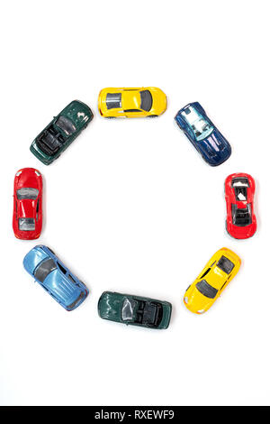 Spielzeugautos in einem Kreis Muster angeordnet Stockfoto