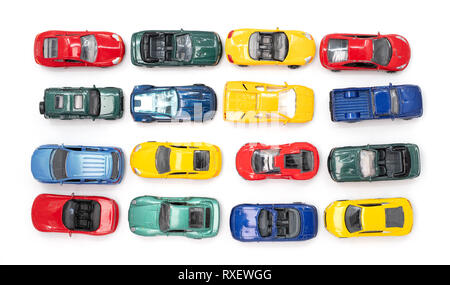 Spielzeugautos in den ordentlichen Reihen der vier Grundfarben Stockfoto