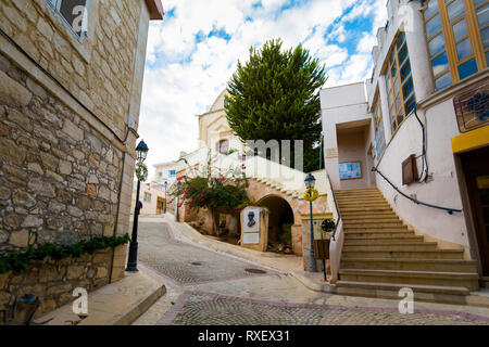 Schöne Architektur von Pissouri. Stadtbild auf Zypern Insel genommen. Stockfoto