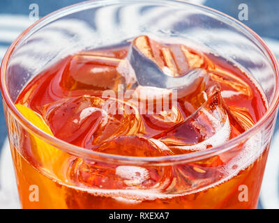 Italienische Küche - Teil der Aperol Spritz aperitif Cocktail mit Eiswürfel im Glas in der Nähe bis in den lokalen Café im Freien in der Lombardei Stockfoto