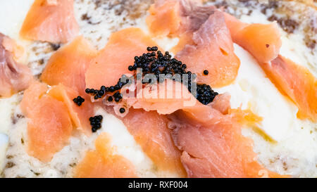 Crêpes mit Frischkäse und Lachs Scheiben mit künstlichen schwarzen Kaviar close up in einem lokalen Restaurant in der Lombardei eingerichtet Stockfoto