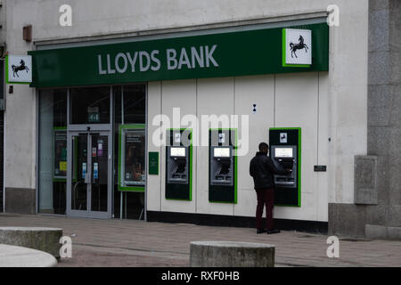 Mann mit Lloyds Bank Geldautomaten Stockfoto