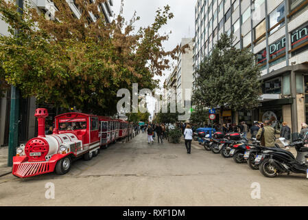 Athen, Griechenland - November 1, 2017: Kleine rote Sightseeing Zug für Touristen am Ermoy Straße in Athen, Griechenland geparkt. Stockfoto