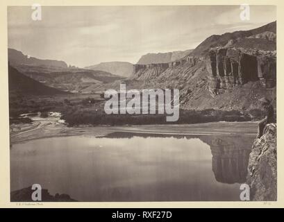 Blick auf den Colorado River an der Mündung des Paria Creek. Timothy O'Sullivan; Amerikanische, geboren in Irland, 1840-1882. Datum: 1873. Abmessungen: 20,2 x 27,6 cm (Bild/Papier); 38,1 x 49,7 cm (album Seite). Eiweiß drucken, aus dem Album "geographische und geologische Erkundungen und Befragungen West Des 100 Meridian", Band 2. Herkunft: USA. Museum: Das Chicago Art Institute. Stockfoto