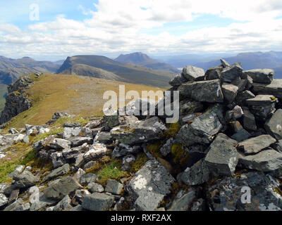 Beinn Lair & Slioch aus dem Haufen von Steinen auf dem Gipfel des Schottischen Berge Corbett Beinn Airigh Charr in der North West Highlands von Schottland. Stockfoto