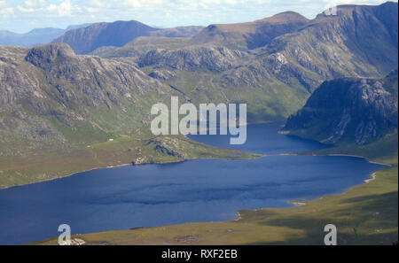 Fionn Loch, Dubh Loch und die Fisherfield Berge vom Gipfel des Corbett Beinn Airigh Charr in der North West Highlands von Schottland, Großbritannien. Stockfoto