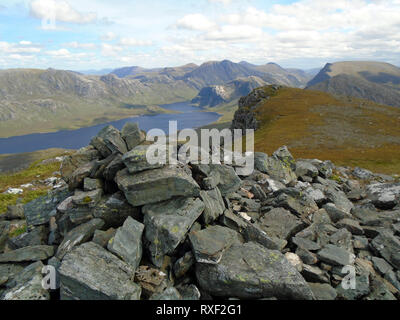 Fionn Loch, Dubh Loch und die Fisherfield Berge vom Gipfel des Corbett Beinn Airigh Charr in der North West Highlands von Schottland, Großbritannien. Stockfoto