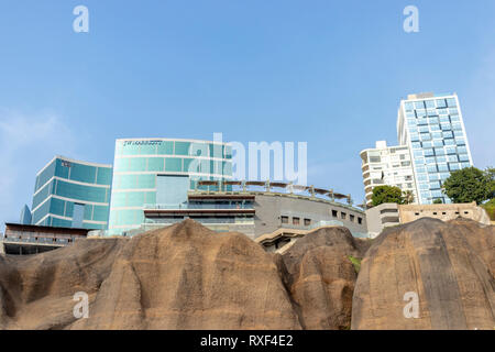 LIMA, PERU - JAN 26 th 2019: Blick auf das Larcomar Einkaufszentrum, Lima. Stockfoto