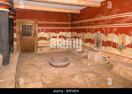 Knossos, Griechenland - 2 November, 2017: Die Halle der Thron in der minoische Palast von Knossos, Heraklion, Kreta, Griechenland. Stockfoto