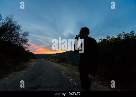 Man trinkt Kaffee im wunderschönen Troodos Berge bei Sonnenuntergang. Landschaft auf Zypern Insel genommen. Stockfoto