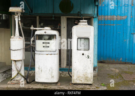 Benzinpumpen in einer nicht genutzten Garage in Much Wenlock, Shropshire, England, Großbritannien Stockfoto