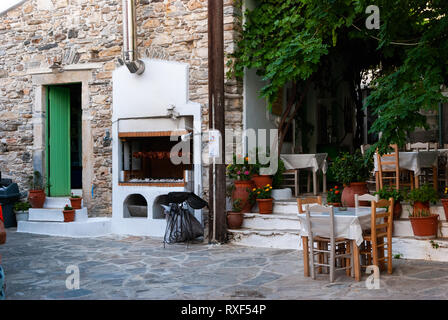 Ein open air Restaurant mit Grill, Stühle und Tische draußen im Süden Stockfoto