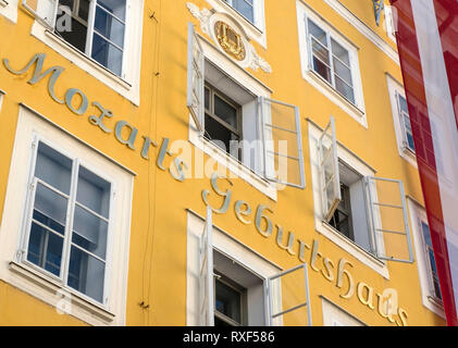 Mozarts Geburtshaus in der Getreidegasse, Salzburg, Österreich, Europa Stockfoto