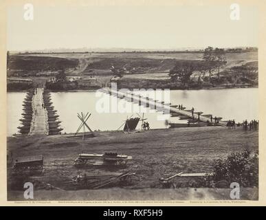 Pontoon Bridge über den Rappahannock. Timothy O'Sullivan; Amerikanische, geboren in Irland, 1840-1882. Datum: 1863. Abmessungen: 17,7 x 22,9 cm (Bild/Papier); 31,1 x 44,7 cm (album Seite). Eiweiß drucken, PL. 32 Aus dem Album 'Gardner's Fotografische Skizze Buch des Krieges, Vol.1" (1866). Herkunft: USA. Museum: Das Chicago Art Institute. Stockfoto