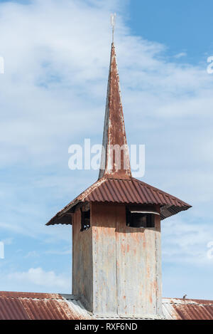 Kirchturm der alten Kirche in Lobo, Western Paua Stockfoto