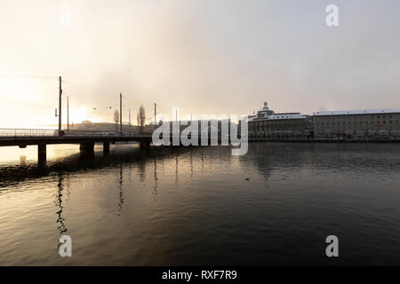 Luzern, Schweiz, 4. Februar 2019: Vierwaldstättersee mit Brücke und die und das KKL im Hintergrund auf eine mystische Wintermorgen in Luzern Stockfoto