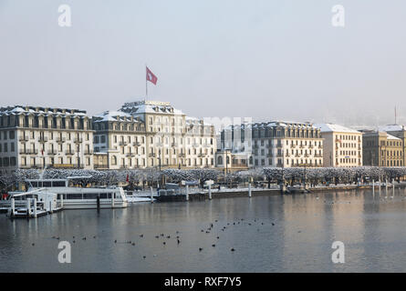 Luzern, Schweiz, 4. Februar 2019: Vierwaldstättersee mit Hotel Schweizerhof auf eine mystische Wintermorgen in Luzern Stockfoto