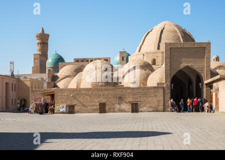 Buchara, Usbekistan - Oktober 19, 2016: Handel Kuppel (Markt) Toki Zargaron. Masse der Touristen in der Nähe der Verkäufer von Souvenirs Stockfoto