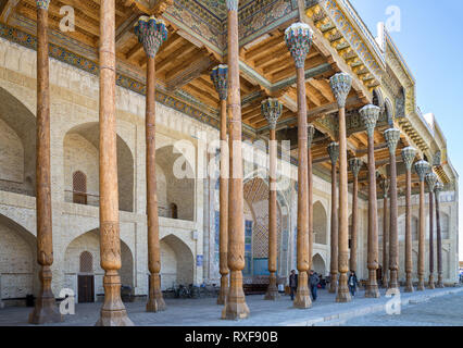 Buchara, Usbekistan - Oktober 19, 2016: Bolo Haouz Moschee. Aus Holz geschnitzten Säulen stützen die Decke der Iwan Sommer Moschee Stockfoto