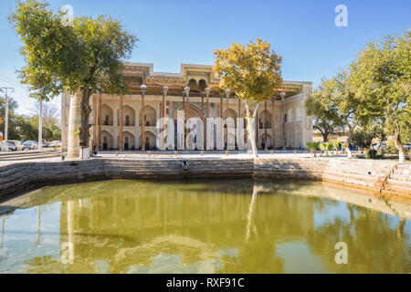 Buchara, Usbekistan - Oktober 19, 2016: Bolo Haouz architektonische Ensemble besteht aus Moschee, howz und Minarett. Stockfoto