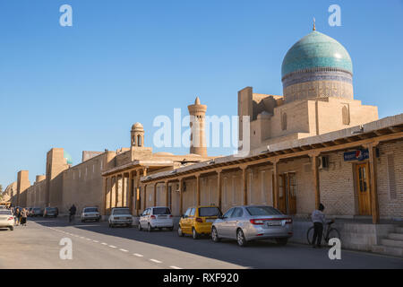 Buchara, Usbekistan - Oktober 19, 2016: Nurobod Khodja Straße entlang der Kalyan Moschee Wand Stockfoto