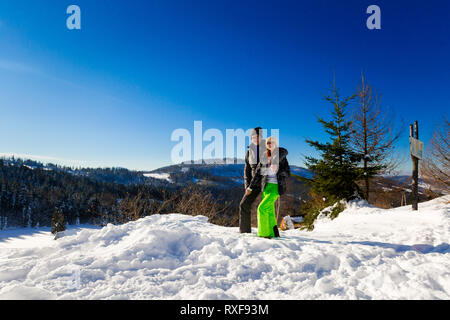 Wunderschönes Panorama mit jungen Touristen lange Trekking im polnischen Gebirge Beskiden genommen auf dem Weg zu Rysianka während der schneereichen Winter. Landschaft wit Stockfoto