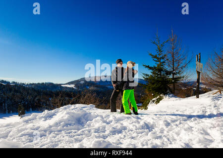 Wunderschönes Panorama mit jungen Touristen lange Trekking im polnischen Gebirge Beskiden genommen auf dem Weg zu Rysianka während der schneereichen Winter. Landschaft wit Stockfoto