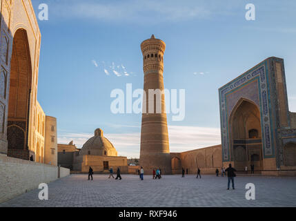 Buchara, Usbekistan - Oktober 19, 2016: architektonische Komplex POI KALYAN. Menschen, die die Sehenswürdigkeiten von Buchara Stockfoto