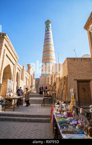 Chiwa, Usbekistan - Oktober 20, 2016: touristische Straße Enge im Zentrum der Altstadt Itchan Kala. Verkauf von Souvenirs in der Nähe von Minarett Islam Khoja Stockfoto