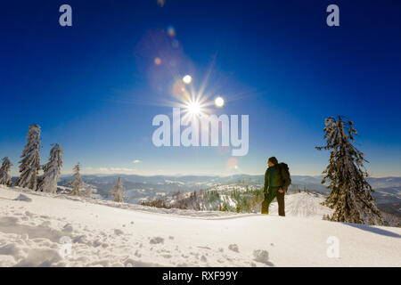 Wunderschönes Panorama mit jungen Touristen lange Trekking im polnischen Gebirge Beskiden genommen auf dem Weg zu Rysianka während der schneereichen Winter. Landschaft wit Stockfoto