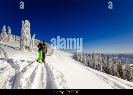 Wunderschönes Panorama mit jungen Touristen lange Trekking im polnischen Gebirge Beskiden genommen auf dem Weg zu Rysianka während der schneereichen Winter. Landschaft wit Stockfoto