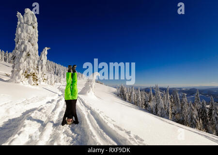 Wunderschönes Panorama mit jungen Touristen lange Trekking im polnischen Gebirge Beskiden genommen auf dem Weg zu Rysianka während der schneereichen Winter. Landschaft wit Stockfoto