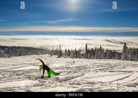 Wunderschönes Panorama mit jungen Touristen lange Trekking im polnischen Gebirge Beskiden genommen auf dem Weg zu Rysianka während der schneereichen Winter. Landschaft wit Stockfoto