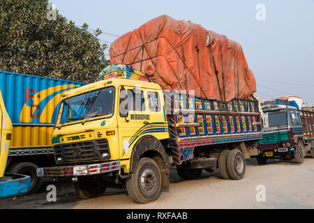 Burimari, Bangladesch, 3. März 2017: Lkw in Burimari, einer Grenzstadt zwischen Bangladesch und Indien warten auf Abstand Stockfoto