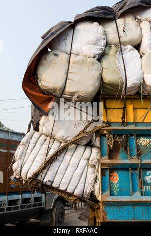 Burimari, Bangladesch, 3. März 2017: Schwere Lkw in Burimari, einer Grenzstadt zwischen Bangladesch und Indien warten auf Abstand Stockfoto