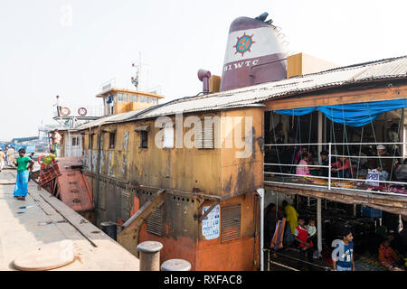 Barisal, Bangladesch, 27. Februar 2017: Blick auf die zweite und dritte Klasse der Rakete - eine alte Raddampfer, die auf den Flüssen von Banglad Stockfoto