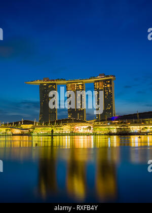 SINGAPORE CITY, Singapur - 3. APRIL 2019: Marina Bay Sands an das größte Hotel in Asien Dawn. Es öffnete am 27. April 2010. Stockfoto