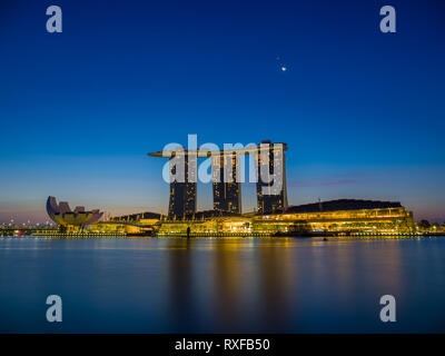 SINGAPORE CITY, Singapur - 3. APRIL 2019: Marina Bay Sands an das größte Hotel in Asien Dawn. Es öffnete am 27. April 2010. Stockfoto