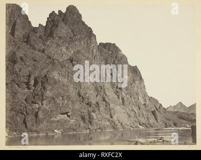 Bluff gegenüber von Big Horn Camp, Schwarz Cañon, Colorado River. Timothy O'Sullivan; Amerikanische, geboren in Irland, 1840-1882. Datum: 1871. Abmessungen: 20,3 x 27,5 cm (Bild/Papier); 39,3 x 50 cm (Berg). Eiweiß drucken, aus dem Album "geographische und geologische Erkundungen und Befragungen West Des 100 Meridian", Vol. 1. Herkunft: USA. Museum: Das Chicago Art Institute. Stockfoto