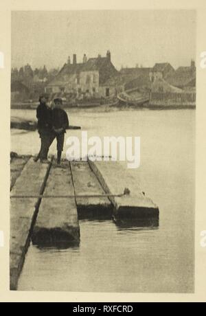 Auf den Dielen. Peter Henry Emerson; Englisch, geboren in Kuba, 1856-1936. Datum: 1887. Abmessungen: 14,7 x 9,6 cm (Bild); 30 × 24,6 cm (Papier). Photogravüren, PL. XVI aus dem Album "wilde Leben auf eine Flutwelle Wasser: Die Abenteuer eines House-Boat und Ihre Crew' (1890), Ausgabe 270/50. Herkunft: England. Museum: Das Chicago Art Institute. Stockfoto