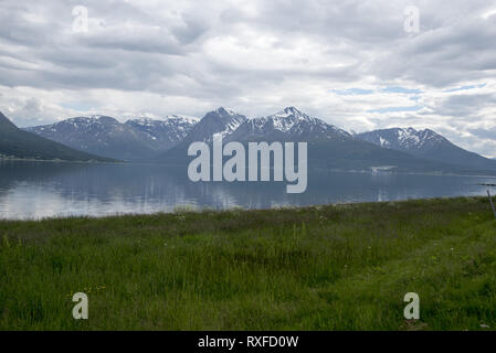 Arktis mountainess Balsfjord ist ein Stadtteil im Norden von Norwegen mit der felsigen Ufer des Balsfjord.. Stockfoto