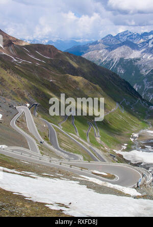 Kurvenreiche Straße auf das Stilfser Joch in Südtirol, Norditalien Stockfoto