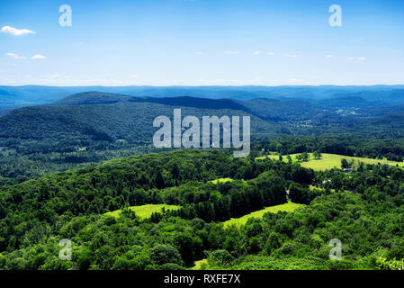 Die Berge der nordwestlichen Teil von Connecticut in Salisbury von der Oberseite des Lions Head auf dem Appalachian Trail im Sommer gesehen. Stockfoto